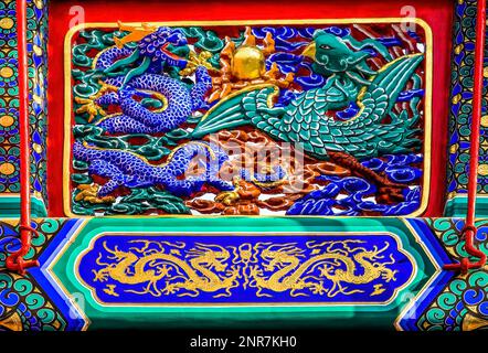 Dragon Phoenix Details Tor Yonghegong buddhistischer Tempel Peking China der Drache ist das Symbol des Kaisers und Phoenix ist das Symbol der Kaiserin von Stockfoto