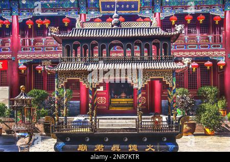 DiAnMen Shichahai Fire Huo de Zhen Tempel Incense Burner Peking berühmter taoistischer Tempel am Houhai See in Peking Stockfoto