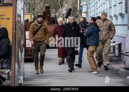 Französischer öffentlicher Intellektueller Bernard-Henri Levy (oft als BHL, Center bezeichnet), Spaziergänge mit dem ukrainischen Marinesoldaten Oleksii Hodzenko (links) in Kiew oder Kiew, Ukraine, am 26. Februar, 2023, Foto: Ammar Abd Rabbo/ABACAPRESS.COM Stockfoto