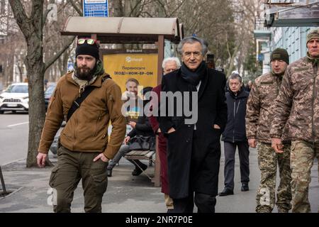 Französischer öffentlicher Intellektueller Bernard-Henri Levy (oft als BHL, Center bezeichnet), Spaziergänge mit dem ukrainischen Marinesoldaten Oleksii Hodzenko (links) in Kiew oder Kiew, Ukraine, am 26. Februar, 2023, Foto: Ammar Abd Rabbo/ABACAPRESS.COM Stockfoto