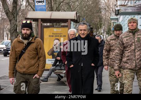 Französischer öffentlicher Intellektueller Bernard-Henri Levy (oft als BHL, Center bezeichnet), Spaziergänge mit dem ukrainischen Marinesoldaten Oleksii Hodzenko (links) in Kiew oder Kiew, Ukraine, am 26. Februar, 2023, Foto: Ammar Abd Rabbo/ABACAPRESS.COM Stockfoto