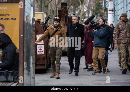 Französischer öffentlicher Intellektueller Bernard-Henri Levy (oft als BHL, Center bezeichnet), Spaziergänge mit dem ukrainischen Marinesoldaten Oleksii Hodzenko (links) in Kiew oder Kiew, Ukraine, am 26. Februar, 2023, Foto: Ammar Abd Rabbo/ABACAPRESS.COM Stockfoto