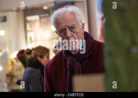 Der französische Schriftsteller und Aktivist Gilles Hertzog spaziert am 26. Februar in Kiew oder Kiew, Ukraine, durch das nationale Militärhistorische Museum der Ukraine. 2023, Foto: Ammar Abd Rabbo/ABACAPRESS.COM Stockfoto