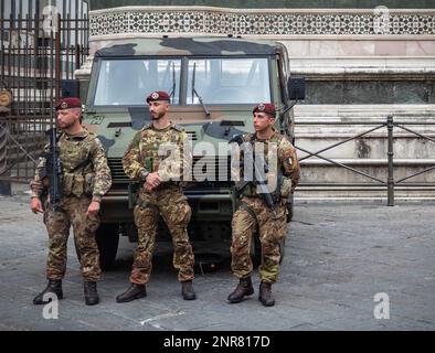 Florenz, Italien - 03. Juni 2022: Offiziere von Carabinieri stehen neben einem Polizeifahrzeug am Dom oder der Kathedrale Santa Maria del Fiore Stockfoto