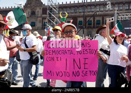 Nicht exklusiv: 26. Februar 2023, Mexiko-Stadt, Mexiko: Tausende von Menschen nehmen an der Kundgebung Teil, das INE (National Electoral Institute) nicht Stockfoto