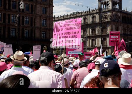 Nicht exklusiv: 26. Februar 2023, Mexiko-Stadt, Mexiko: Tausende von Menschen nehmen an der Kundgebung Teil, das INE (National Electoral Institute) nicht Stockfoto