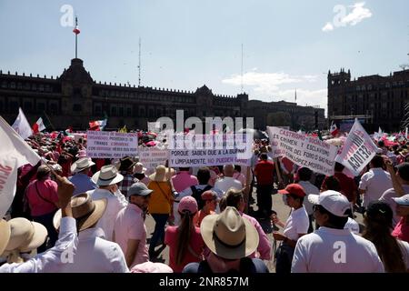 Nicht exklusiv: 26. Februar 2023, Mexiko-Stadt, Mexiko: Tausende von Menschen nehmen an der Kundgebung Teil, das INE (National Electoral Institute) nicht Stockfoto