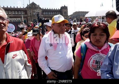 Nicht exklusiv: 26. Februar 2023, Mexiko-Stadt, Mexiko: Der Präsident der Partei der Demokratischen Revolution nimmt an der Kundgebung Teil, der INE (National E Stockfoto