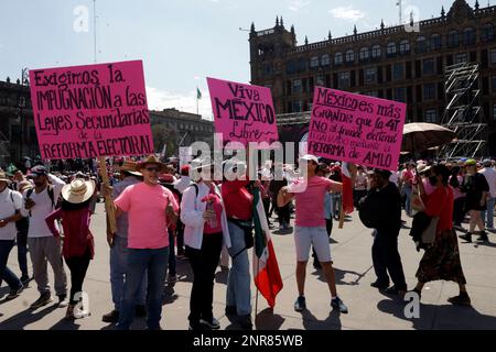 Nicht exklusiv: 26. Februar 2023, Mexiko-Stadt, Mexiko: Tausende von Menschen nehmen an der Kundgebung Teil, das INE (National Electoral Institute) nicht Stockfoto