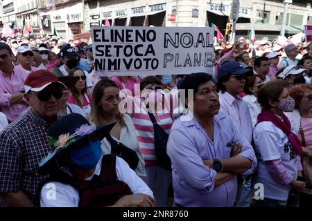 Nicht exklusiv: 26. Februar 2023, Mexiko-Stadt, Mexiko: Tausende von Menschen nehmen an der Kundgebung Teil, das INE (National Electoral Institute) nicht Stockfoto