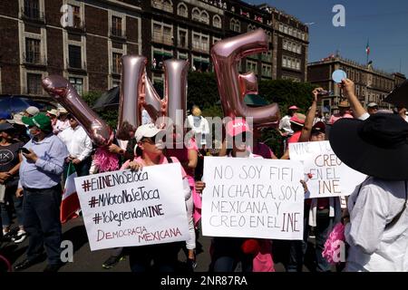 Nicht exklusiv: 26. Februar 2023, Mexiko-Stadt, Mexiko: Tausende von Menschen nehmen an der Kundgebung Teil, das INE (National Electoral Institute) nicht Stockfoto