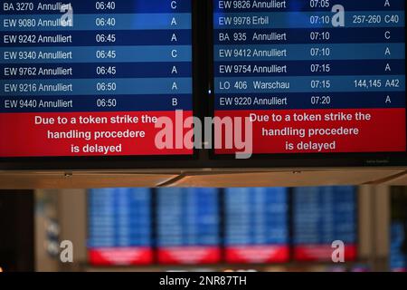 Düsseldorf, Deutschland. 27. Februar 2023. Am Flughafen Düsseldorf werden zahlreiche Flüge als storniert angezeigt. Die Gewerkschaft Verdi hat ihre Mitglieder aufgefordert, Warnstreiks auf Flughäfen in Nordrhein-Westfalen und im öffentlichen Sektor durchzuführen. Kredit: Federico Gambarini/dpa/Alamy Live News Stockfoto