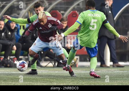 Seattle, WA, USA. 26. Februar 2023. Colorado Rapids Forward Michael Barrios (12) geht beim MLS-Fußballspiel zwischen den Colorado Rapids und dem Seattle Sounders FC am Lumen Field in Seattle, WA, vorbei an Seattle Sounders Verteidiger Nouhou Tolo (5). Seattle besiegte Colorado 4-0. Steve Faber/CSM/Alamy Live News Stockfoto