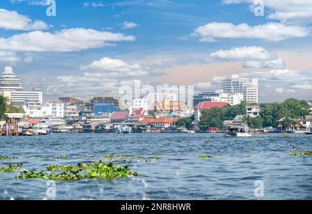 Blick von den Langboot-Booten auf die Stadt Bangkok. Passagierboot auf dem Chao Phraya River in Bangkok, Thailand. Lokale Transportboote Stockfoto