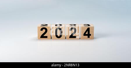 Neujahr 2024. Holzblöcke 2024 auf neutralem grauen Hintergrund. Starten Sie das neue Jahr 2024 mit Zielplan, Zielkonzept, Maßnahmenplan, Strategie, Geschäftsleitung für das neue Jahr Stockfoto