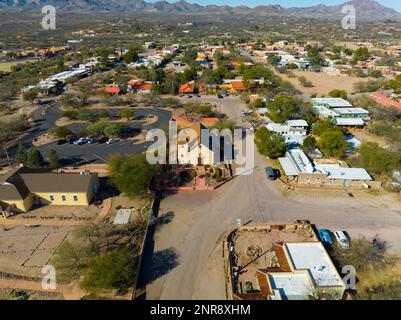 Die St. Ann's Catholic Church aus der Vogelperspektive im Tubac Presidio State Historic Park im historischen Stadtzentrum von Tubac, Arizona, Arizona, Arizona, Arizona, USA. Stockfoto