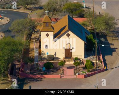 Die St. Ann's Catholic Church aus der Vogelperspektive im Tubac Presidio State Historic Park im historischen Stadtzentrum von Tubac, Arizona, Arizona, Arizona, Arizona, USA. Stockfoto