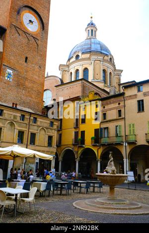 Café in der Via Broletto und Piazza Erbe in Mantua Italien Stockfoto