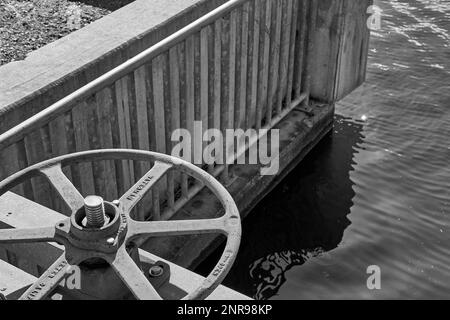 Ein Ventil steuert ein Mühlenteich-Fluttor. Stockfoto