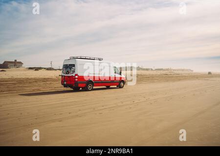 Oceano, Kalifornien, USA - 12. Januar 2022. Auto am Strand. Oceano Dunes, California Central Coast, der einzige California State Park, der Vehi erlaubt Stockfoto