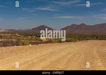 Die staubige Schotterstraße entlang der Kunene im Norden Namibias Stockfoto