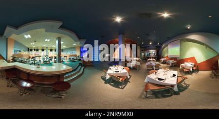 360 Grad Panorama Ansicht von MINSK, WEISSRUSSLAND - MÄRZ 2018: Panorama Interior Night Bowling Club mit Bar. Vollkugelförmiges 360 x 180 Grad nahtloses Panorama in rechteckigem Pr