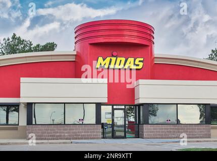 Houston, Texas, USA 02-26-2023: Außenansicht des Midas-Geschäfts in Houston, TX. Die Dienstleistungskette für die Automobilindustrie wurde 1956 gegründet. Stockfoto