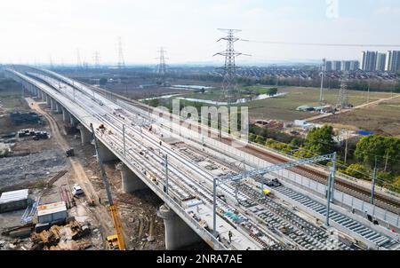SUZHOU, CHINA - 27. FEBRUAR 2023 - Bauarbeiter arbeiten auf einer ballastlosen Strecke auf der Baustelle der ersten 10 Markierungen des Nyanjiang River Interci Stockfoto
