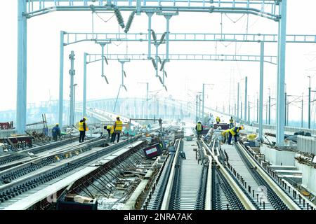 SUZHOU, CHINA - 27. FEBRUAR 2023 - Bauarbeiter arbeiten auf einer ballastlosen Strecke auf der Baustelle der ersten 10 Markierungen des Nyanjiang River Interci Stockfoto