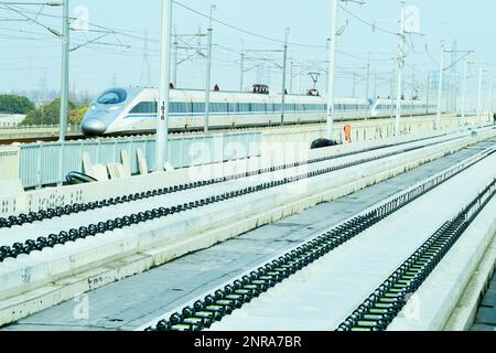 SUZHOU, CHINA - 27. FEBRUAR 2023 - Bauarbeiter arbeiten auf einer ballastlosen Strecke auf der Baustelle der ersten 10 Markierungen des Nyanjiang River Interci Stockfoto