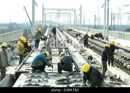 SUZHOU, CHINA - 27. FEBRUAR 2023 - Bauarbeiter arbeiten auf einer ballastlosen Strecke auf der Baustelle der ersten 10 Markierungen des Nyanjiang River Interci Stockfoto