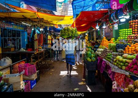 MYSORE, INDIEN - 12.01.2023: Obststand auf dem jahrhundertealten Markt in Mysore, Karnataka, Indien. Fotos in hoher Qualität Stockfoto