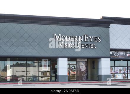 Houston, Texas, USA 02-17-2023: Fassade des ModernEyes Vision Center in Houston, TX. Örtliche Brillenoptometrie. Stockfoto