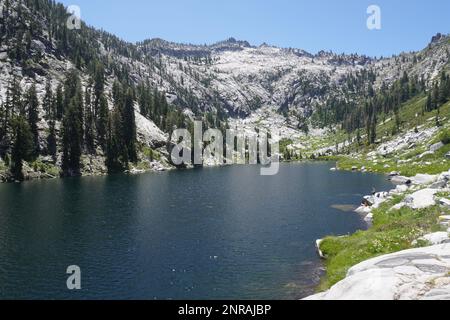 Wunderschöner Bergsee in der Trinity Alp Wilderness, umgeben von Granitgipfeln. Stockfoto