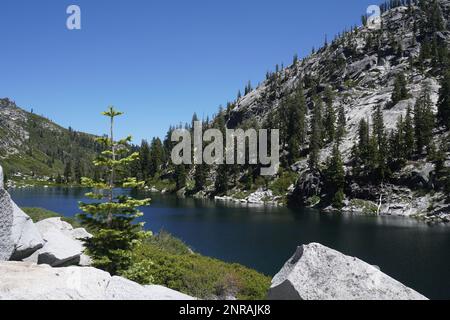 Wunderschöner Bergsee in der Trinity Alp Wilderness, umgeben von Granitgipfeln. Stockfoto