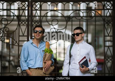 Das moderne Studentenleben. Stilvolle junge Männer Stockfoto