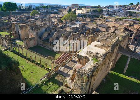 Ein großer Winkel, Überblick über die Stätte mit der modernen Stadt im Hintergrund, oben auf dem Hügel. In der archäologischen Stadt der römischen Ruine, der Stadt Herculan Stockfoto