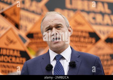 Aktenfoto vom 24. Dezember 6/202 des liberaldemokratischen Führers Sir Ed Davey, der die Minister drängte, den geplanten Anstieg der Energiepreisgarantie im April zu streichen und stattdessen die Rechnungen zu senken. Sir Ed warnte, dass die neuen Preiserhöhungen Familien und Unternehmen einen „Hammerschlag“ versetzen werden, und argumentierte, dass jetzt Maßnahmen ergriffen werden müssen, um die Menschen vor einer „Kosten-für-Leben-Klippe“ zu bewahren. Die Durchschnittsrechnungen werden voraussichtlich von £2.500 auf £3.000 steigen, wenn die Obergrenze geändert wird. Ausgabedatum: Montag, 27. Februar 2023. Stockfoto