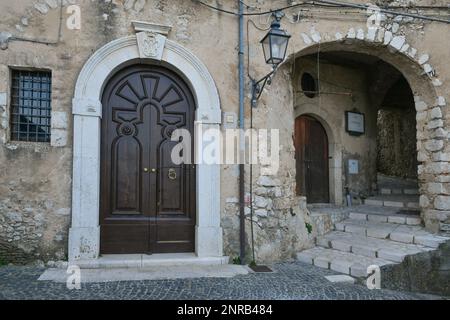 Ein altes Haus in einer Straße von Pietravairano, einer ländlichen Stadt in der Provinz Caserta, Italien. Stockfoto