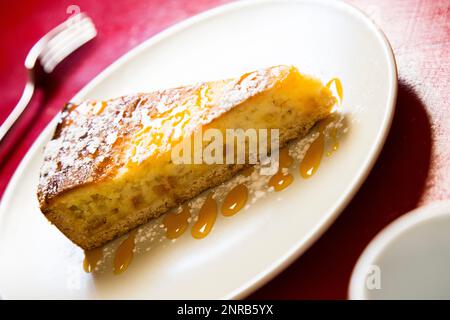 Premium-Mandeltörtchen in einer französischen Patisserie. Stockfoto