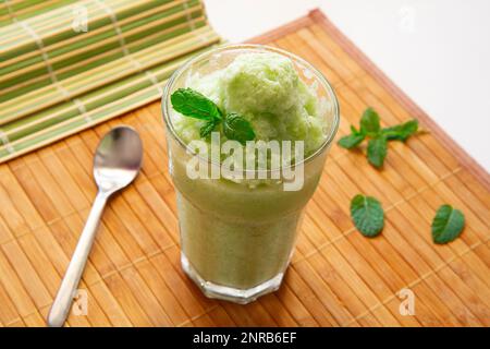 Hausgemachtes italienisches Minzeis-Sorbet in Sizilien, Stockfoto