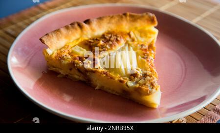 Birnenkuchen mit Karamell und Mascarpone-Käse Stockfoto