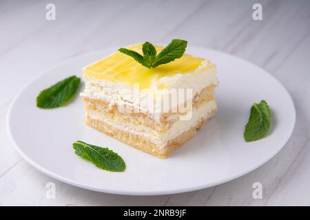 Ananaskuchen mit Mascarpone-Käse und Schwammkuchen. Stockfoto