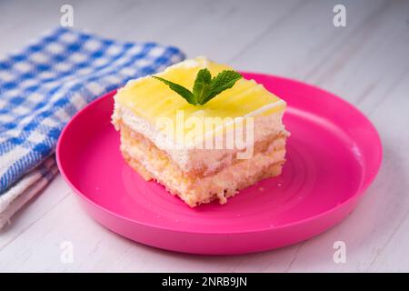 Ananaskuchen mit Mascarpone-Käse und Schwammkuchen. Stockfoto