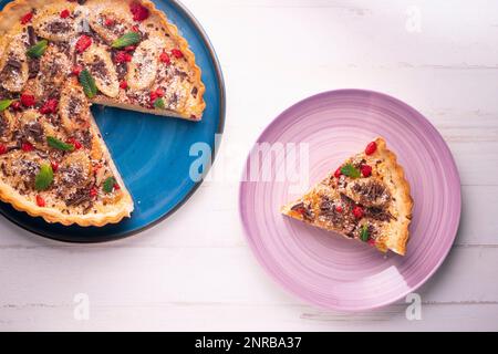 Bananen-Joghurt-Schwammkuchen mit frischen Früchten und Schokolade Stockfoto