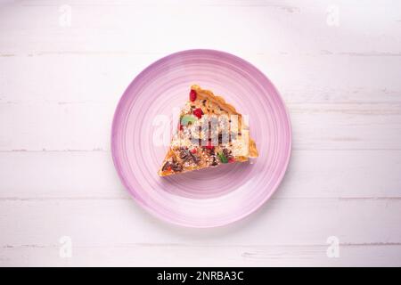 Bananen-Joghurt-Schwammkuchen mit frischen Früchten und Schokolade Stockfoto