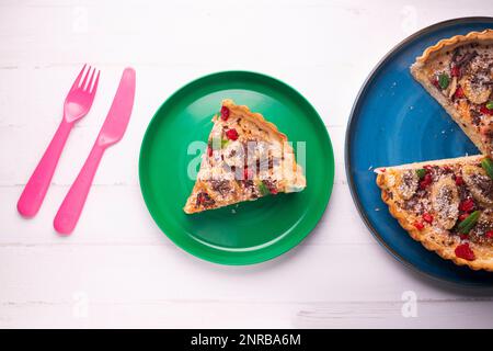 Bananen-Joghurt-Schwammkuchen mit frischen Früchten und Schokolade Stockfoto