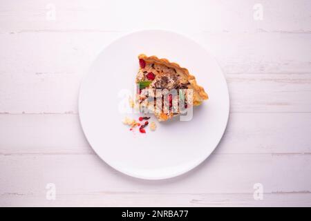 Bananen-Joghurt-Schwammkuchen mit frischen Früchten und Schokolade Stockfoto