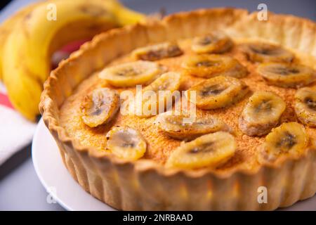 Bananen-Joghurt-Schwammkuchen mit frischen Früchten und Schokolade Stockfoto