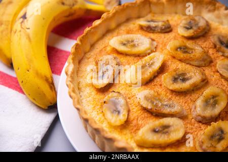 Bananen-Joghurt-Schwammkuchen mit frischen Früchten und Schokolade Stockfoto